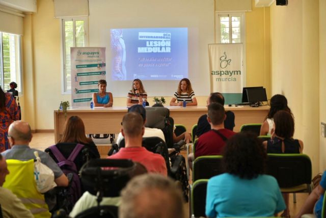 La consejera de Política Social muestra el compromiso del Gobierno regional con la mejora de la atención integral a las personas con lesión medular - 1, Foto 1