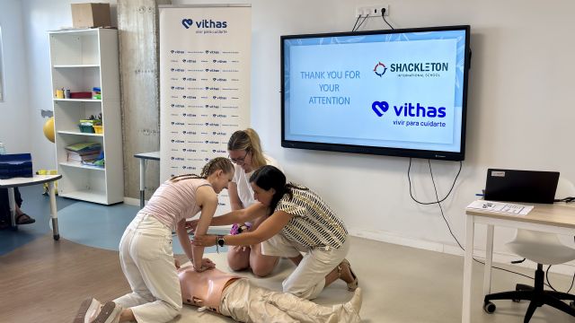 El Hospital Vithas Valencia 9 de Octubre imparte  talleres de RCP a 200 profesores del colegio  Shackleton mediante su programa 'Vithas Aula Salud Colegios' - 1, Foto 1