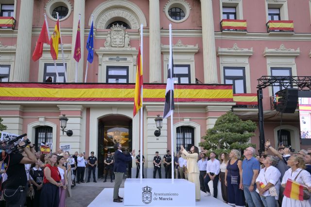López Miras, en la concentración de apoyo a Ceuta: “La Región de Murcia suena con rotundidad, claridad y fortaleza. Ceuta es España” - 2, Foto 2