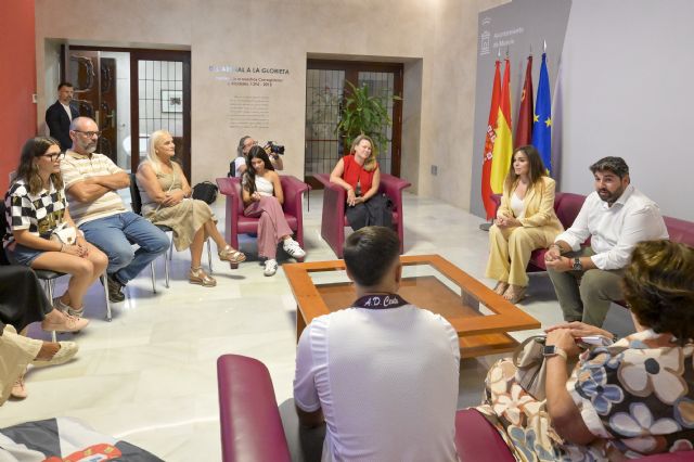 López Miras, en la concentración de apoyo a Ceuta: “La Región de Murcia suena con rotundidad, claridad y fortaleza. Ceuta es España” - 3, Foto 3