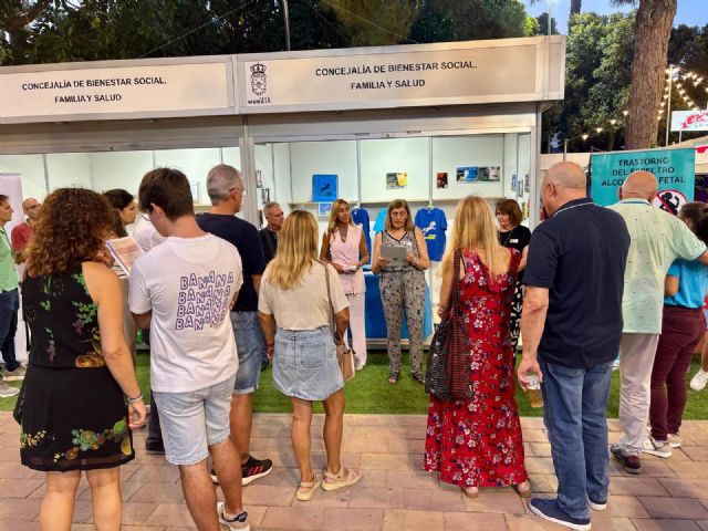 Una veintena de asociaciones participan en los stands de salud del Malec�n durante la Feria de Murcia