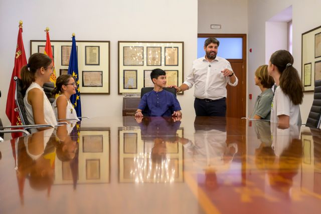 López Miras recibe a los alumnos premiados por acercar la historia del Palacio de San Esteban a los murcianos - 2, Foto 2