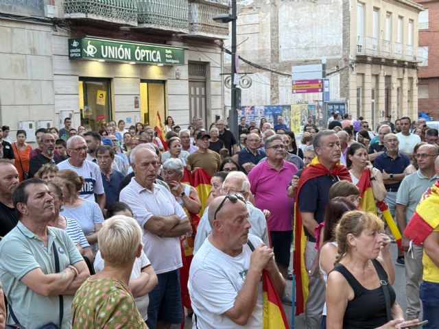 Centenares de vecinos de La Unión muestran su apoyo al pueblo de Ceuta a las puertas del Ayuntamiento - 2, Foto 2