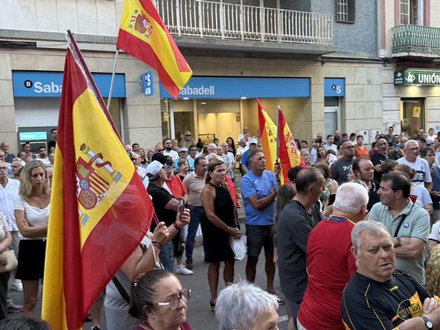 Centenares de vecinos de La Unión muestran su apoyo al pueblo de Ceuta a las puertas del Ayuntamiento - 3, Foto 3