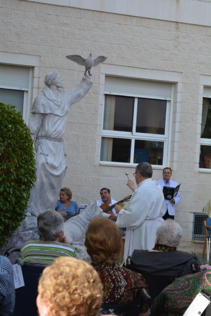 San Francisco preside desde ayer el patio de la Residencia de Ancianos de Águilas - 2, Foto 2