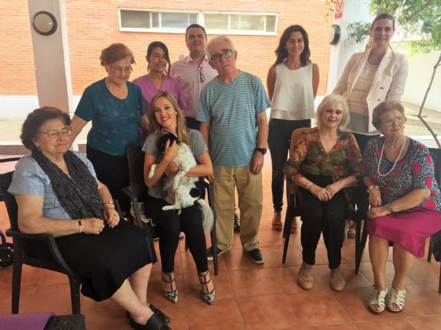 Familia impulsa terapias con acompañamiento de perros para atender a personas mayores - 1, Foto 1