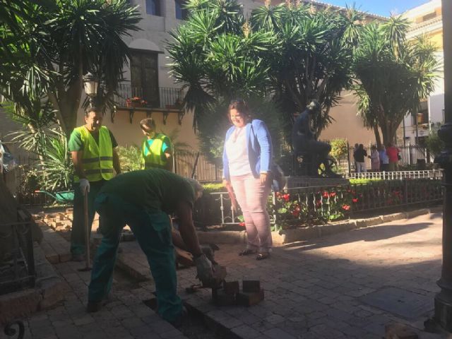 Los beneficiarios del Programa de Fomento de Empleo Agrario realizarán obras de mejora en los jardines y en la escultura de la Plaza de la Bordadora - 1, Foto 1