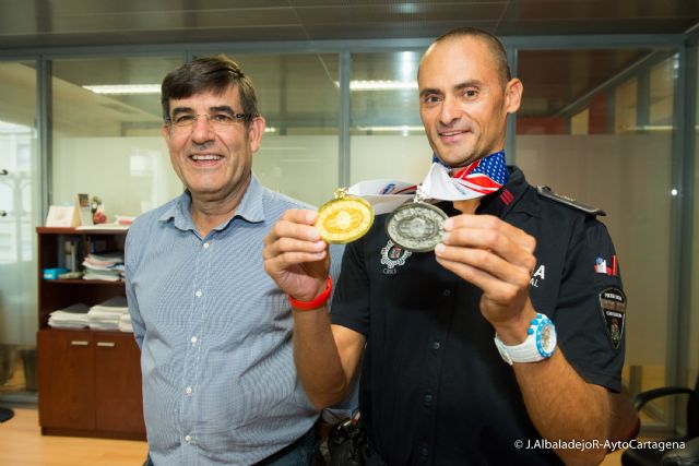 Joaquin Lopez recibe el reconocimiento del Ayuntamiento por sus cuatro metales en el mundial de Policia y Bomberos - 1, Foto 1