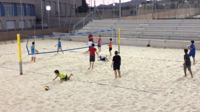 Más de un centenar de jugadores compiten en los torneos de Voleibol y Voleyplaya de los Juegos - 1, Foto 1