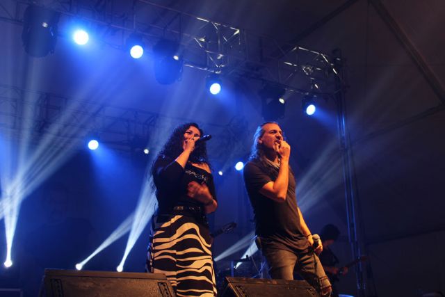 Camela cuelga el cartel de completo en la primera noche de Feria lumbrerense - 1, Foto 1