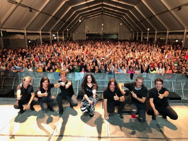 Camela cuelga el cartel de completo en la primera noche de Feria lumbrerense - 2, Foto 2