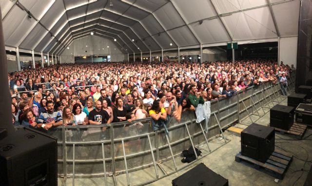 Camela cuelga el cartel de completo en la primera noche de Feria lumbrerense - 3, Foto 3