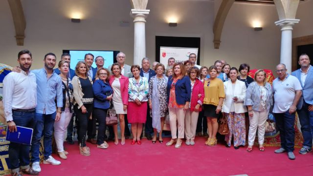Fulgencio Gil: nuestras bordadoras han elevado la categoría de una tradición artesana hasta convertirla en arte, poniendo en cada puntada el orgullo de un pueblo - 2, Foto 2