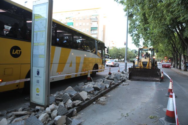 La parada de autobús de la avenida Miguel de Cervantes mejora su seguridad y accesibilidad - 2, Foto 2