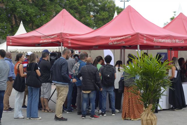 Centenares de personas visitan la II Feria de Empleo y Emprendimiento - 2, Foto 2