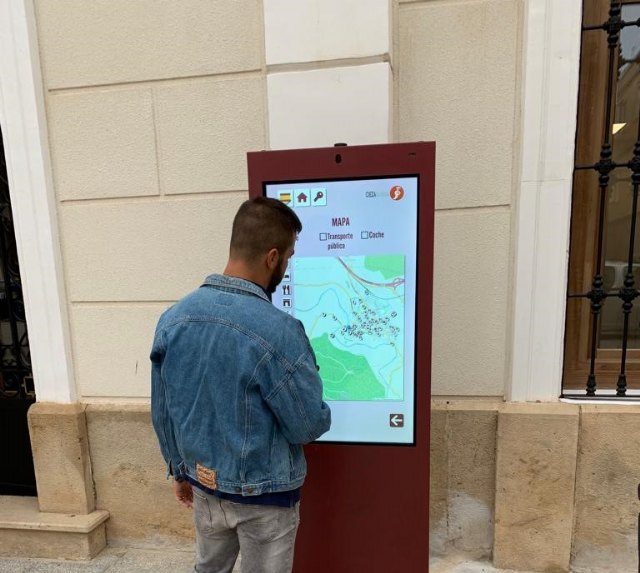 El ayuntamiento instala dos totems táctiles y un escaparate táctil adaptado a personas con movilidad reducida - 1, Foto 1