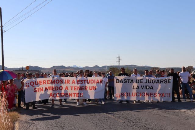 El PSOE exige al alcalde que destine a la carretera de Almendricos 1.300.000 euros, que es lo que ha ingresado en impuestos de la planta fotovoltaica ubicada allí mismo - 1, Foto 1