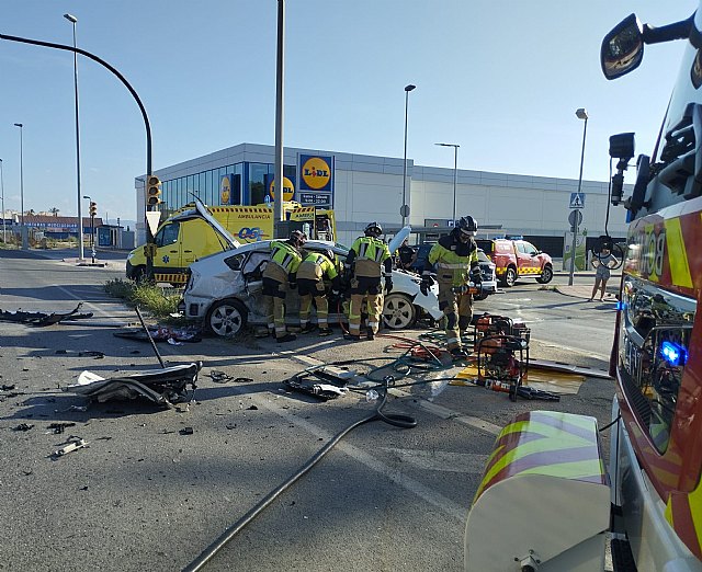 Un herido en un accidente entre dos vehículos en la carretera del Llano de Molina - 1, Foto 1