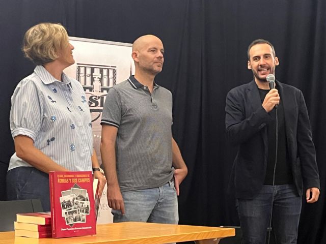 Pedro Francisco Sánchez Albarracín presenta en el Casino un nuevo libro sobre las tradiciones del municipio - 2, Foto 2