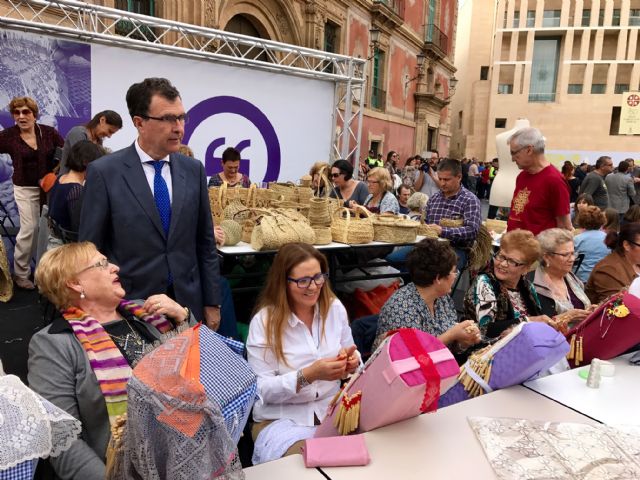 Cultura, artesanía, gastronomía y artes plásticas ocupan durante toda la mañana la Plaza Belluga - 2, Foto 2