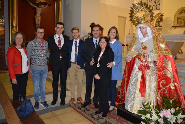 La Cofradía del Apóstol Santiago celebra el tercer besamanos a la Virgen de la Amargura - 1, Foto 1