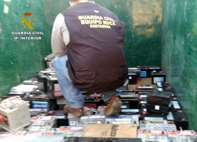 La Guardia Civil desmantela en Cartagena una organización criminal dedicada a la sustracción de baterías - 2, Foto 2