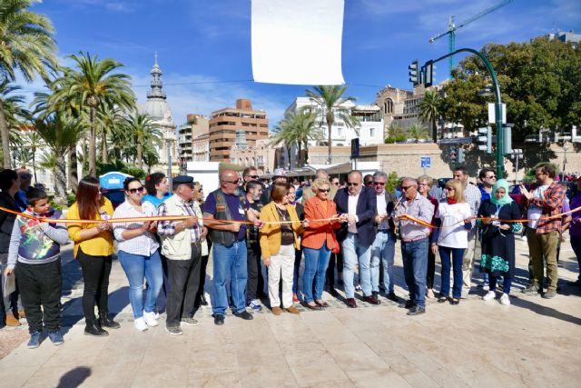 La explanada fue punto de encuentro de los vecinos de la Barriada Virgen de la Caridad - 1, Foto 1
