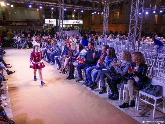 Los comerciantes de Cartagena muestran en un desfile las nuevas tendencias de moda - 1, Foto 1