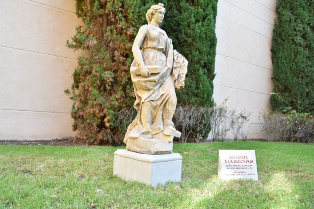 La concejalía de Cultura instala en el jardín del Huerto Ruano la escultura del lorquino Juan Dimas Morales titulada 'Alegoría de la Industria' - 1, Foto 1