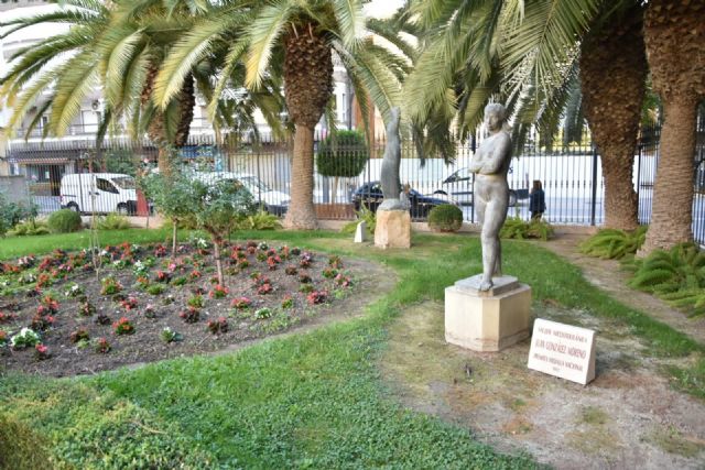 La concejalía de Cultura instala en el jardín del Huerto Ruano la escultura del lorquino Juan Dimas Morales titulada 'Alegoría de la Industria' - 2, Foto 2