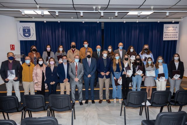 Estudiantes caravaqueños con expedientes académicos destacados reciben los premios de la Fundación Robles Chillida - 1, Foto 1
