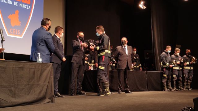 Quince nuevos bomberos y dos sargentos jefes se incorporan a la plantilla del Consorcio de Extinción de Incendios de la Región - 1, Foto 1