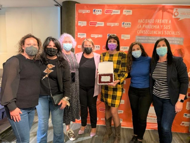 El Colegio Oficial de Trabajo Social reconoce la labor de las trabajadoras sociales del Ayuntamiento de Cieza - 1, Foto 1