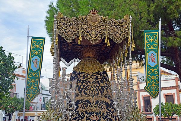 En un otoño primaveral de octubre, María Santísima de las Angustias paseó por Alcalá del Río, por su boda de Oro de su coronación canónica - 1, Foto 1
