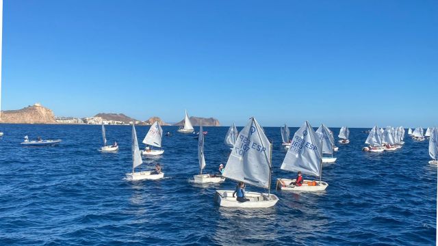 El Club Náutico Mar Menor y el Real Club Náutico de Cartagena copan los primeros puestos de la clasificación tras la primera jornada del TAP Optimist Juan Montiel 2022 - 1, Foto 1