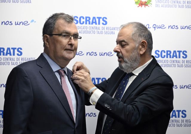 El alcalde recibe la insignia de oro del Sindicato Central de Regantes del Acueducto Tajo-Segura - 1, Foto 1