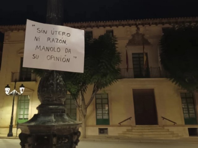 Aparecen carteles en Totana contra las declaraciones del edil no adscrito sobre el aborto, Foto 1