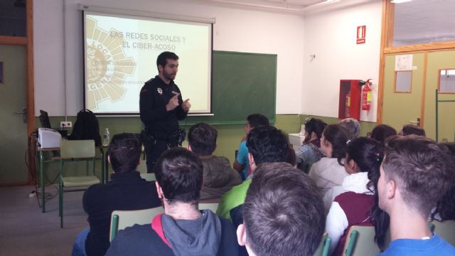 La Policia Local instruye a los jovenes en el uso de las redes sociales - 1, Foto 1