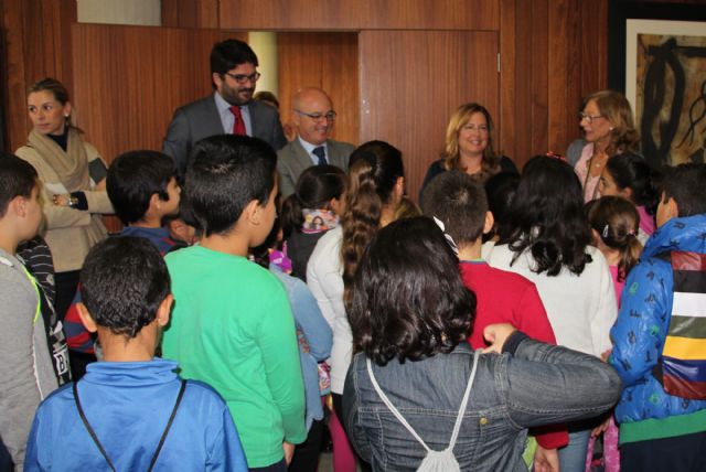 Los escolares visitan el Ayuntamiento con motivo del trigésimo octavo aniversario de la Constitución - 1, Foto 1