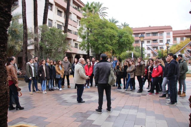 Alumnos de la UMU visitan Alhama para realizar un proyecto sobre el futuro balneario, Foto 1