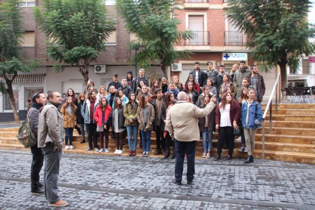 Alumnos de la UMU visitan Alhama para realizar un proyecto sobre el futuro balneario, Foto 2