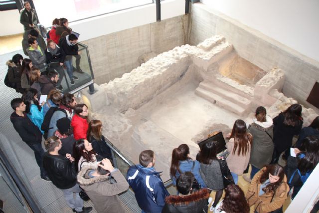 Alumnos de la UMU visitan Alhama para realizar un proyecto sobre el futuro balneario, Foto 4