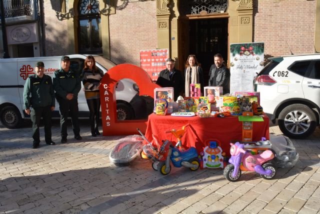 La Guardia Civil desarrolla una campaña de recogida de juguetes y ropa para Cáritas - 1, Foto 1