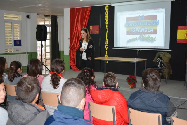 La alcaldesa ofrece una ponencia sobre la Constitución a los alumnos del Ciudad del Mar - 1, Foto 1