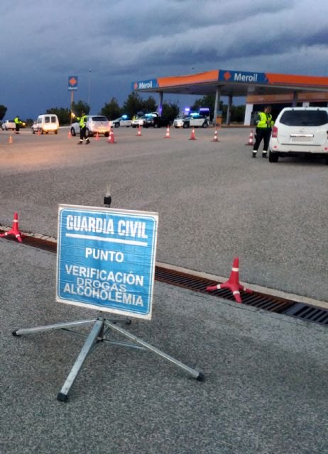 La Guardia Civil ha desplegado un amplio dispositivo de verificación de alcoholemia y droga durante las fiestas patronales de San Javier - 1, Foto 1