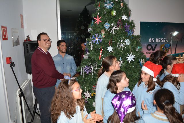 El colegio Carlos V da la bienvenida a la Navidad con el tradicional encendido de su árbol - 1, Foto 1