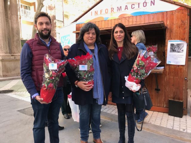 La Asociación Alzheimer Lorca realiza su tradicional venta benéfica de Flores de Pascua para recaudar fondos para la realización de sus actividades anuales - 1, Foto 1