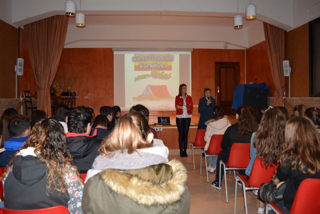 La primera edil aguileña imparte una charla sobre la Constitución al alumnado del colegio María Inmaculada - 1, Foto 1