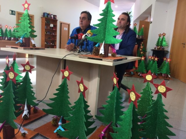 Usuarios de los Centros de Día para la Discapacidad entregan a la Asociación de Comerciantes los ornamentos navideños con los que adornarán estas fiestas sus establecimientos comerciales, Foto 1