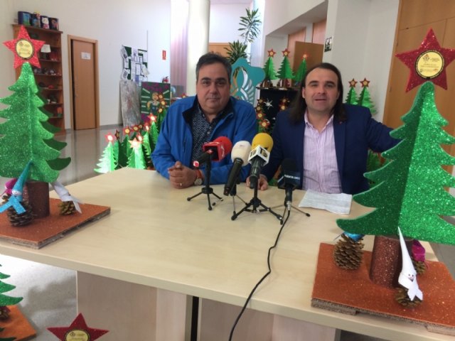 Usuarios de los Centros de Día para la Discapacidad entregan a la Asociación de Comerciantes los ornamentos navideños con los que adornarán estas fiestas sus establecimientos comerciales, Foto 2